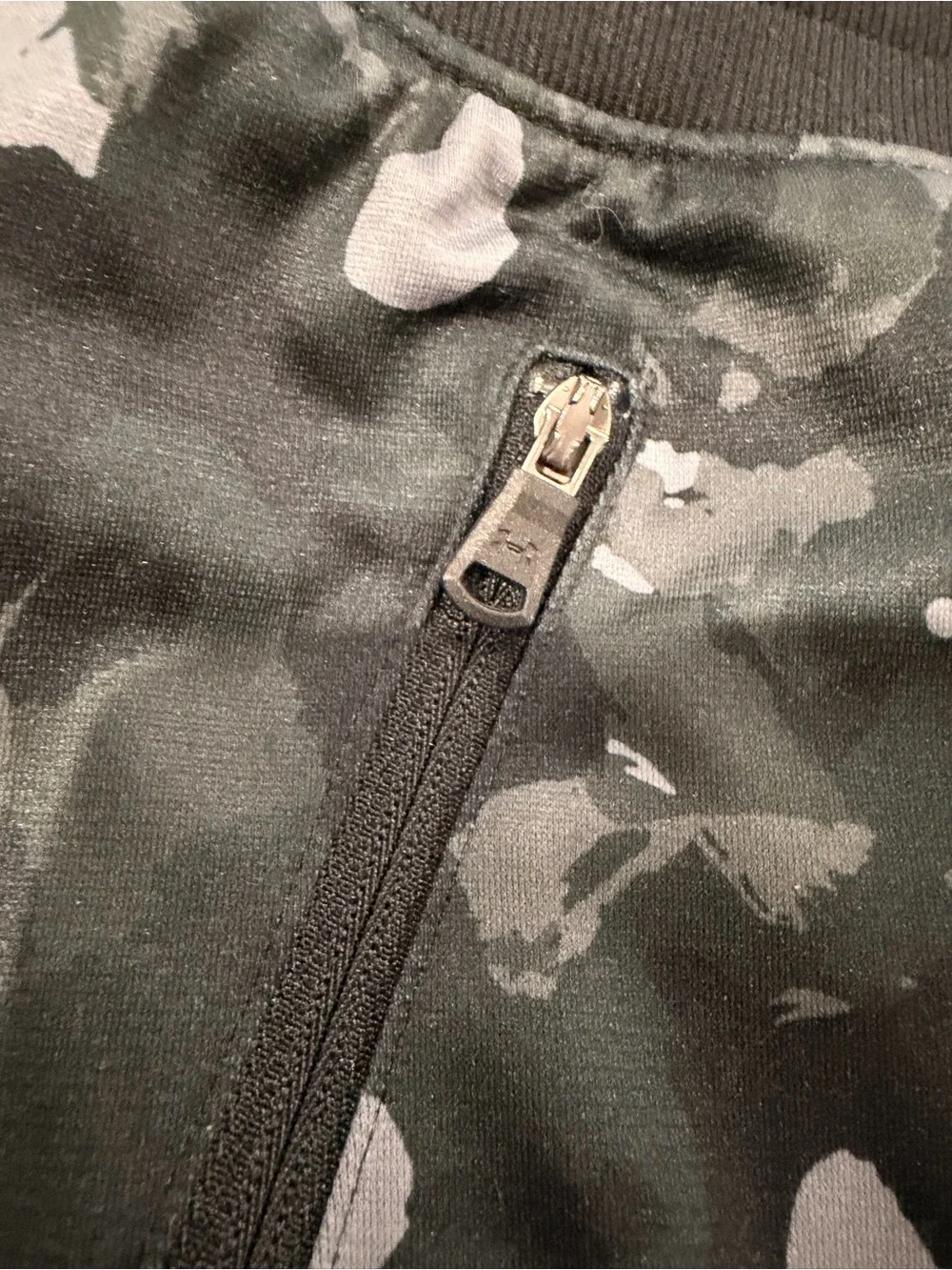 NWOT Under Armour Black and Gray Camo Joggers Sweatpants Pull Drawstring YXL